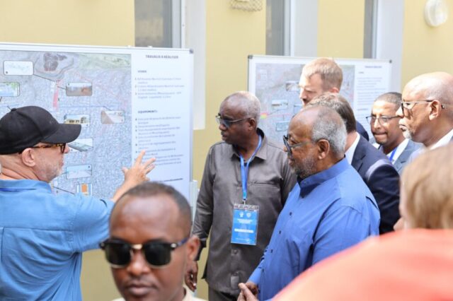 Son Excellence Monsieur Ismaïl Omar Guelleh-Inauguration du Centre de Développement Communautaire-Moustiquaire-10