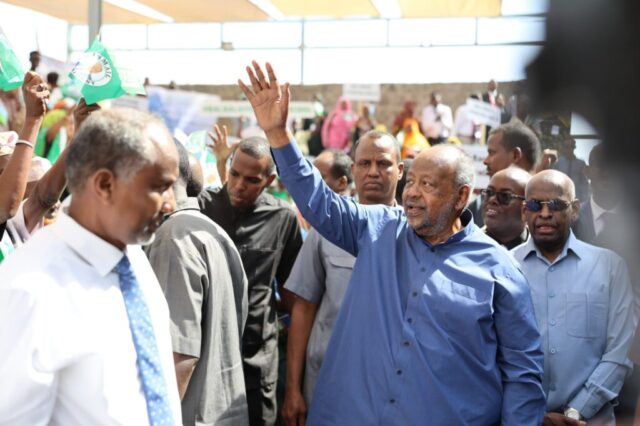Son Excellence Monsieur Ismaïl Omar Guelleh-Inauguration du Centre de Développement Communautaire-Moustiquaire