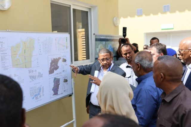 Son Excellence Monsieur Ismaïl Omar Guelleh-Inauguration du Centre de Développement Communautaire-Moustiquaire-11