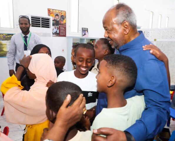Son Excellence Monsieur Ismaïl Omar Guelleh-Inauguration du Centre de Développement Communautaire-Moustiquaire-12