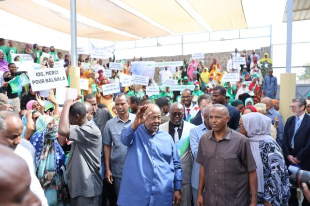 Son Excellence Monsieur Ismaïl Omar Guelleh-Inauguration du Centre de Développement Communautaire-Moustiquaire-5