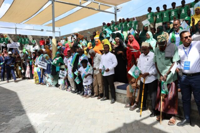 Son Excellence Monsieur Ismaïl Omar Guelleh-Inauguration du Centre de Développement Communautaire-Moustiquaire-7